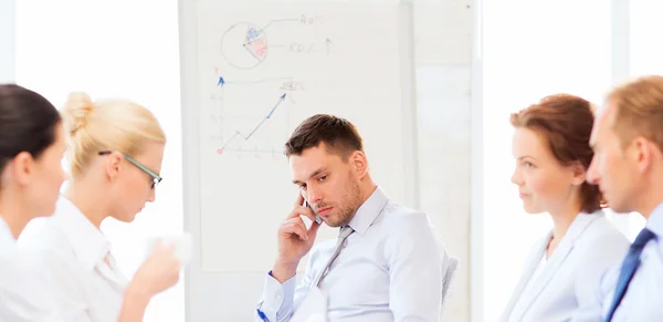 Jefe masculino estresado en reunión de negocios —  Fotos de Stock
