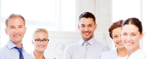 Amistoso equipo de negocios en la oficina — Foto de Stock