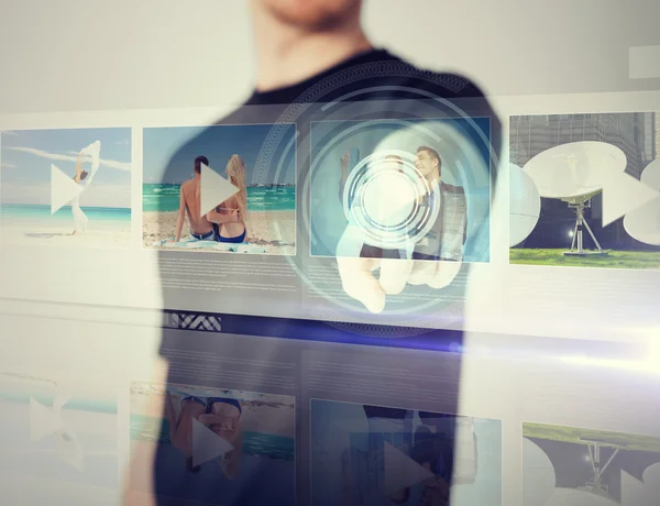 Mann drückt Taste auf virtuellem Bildschirm — Stockfoto