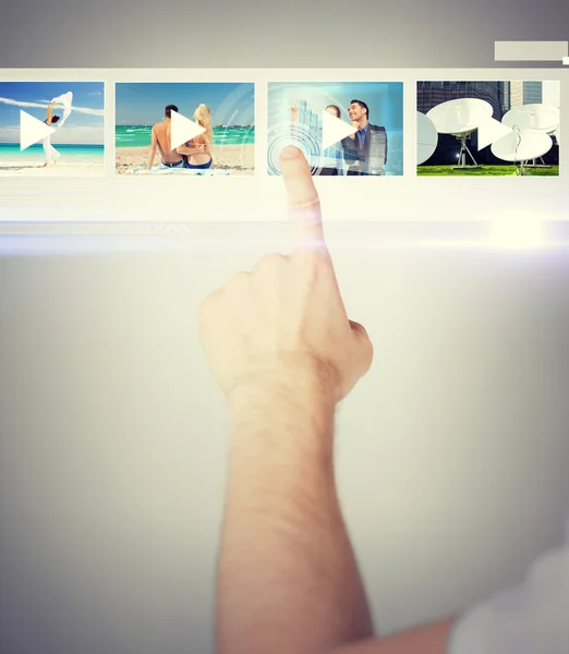 Homem pressionando botão na tela virtual — Fotografia de Stock