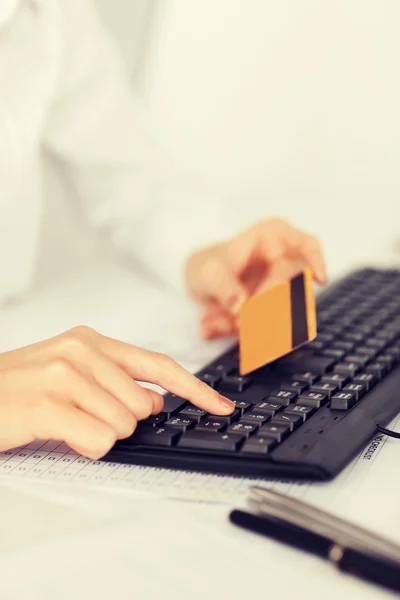 Бізнес-леді з ноутбуком за допомогою кредитної картки — стокове фото