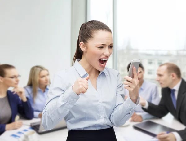 Schreiende Geschäftsfrau mit Smartphone — Stockfoto