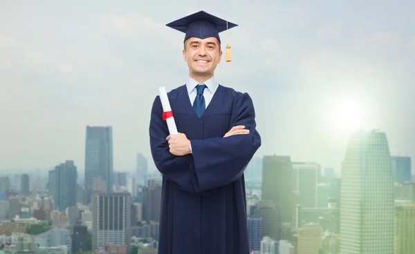 Estudante adulto sorridente em argamassa com diploma — Fotografia de Stock
