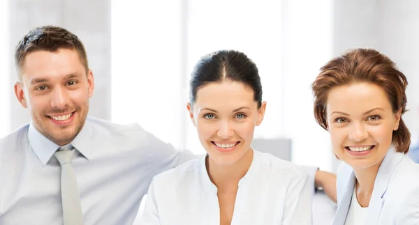 Equipe de negócios discutindo algo no escritório — Fotografia de Stock