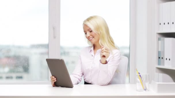 Glimlachende zakenvrouw of student met tablet pc — Stockvideo