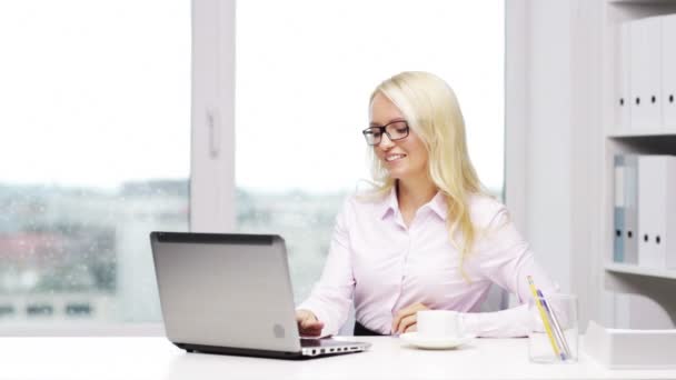 Mulher sorridente secretária ou estudante com laptop — Vídeo de Stock