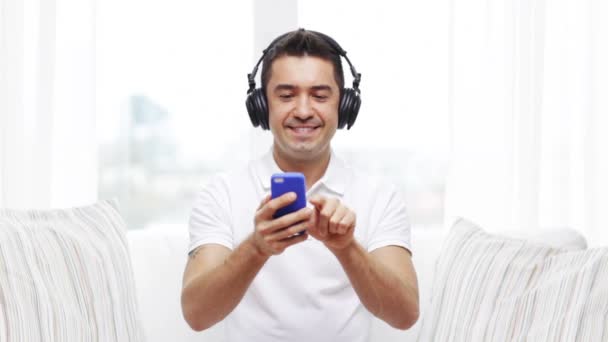 Boldog ember smartphone és fejhallgató — Stock videók