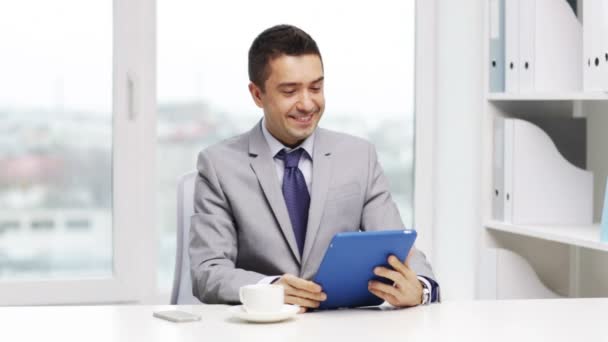 Homem de negócios sorridente com tablet pc beber café — Vídeo de Stock