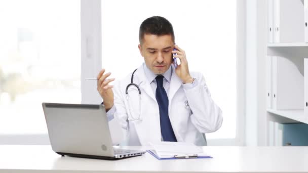Läkare med laptop uppmanar smartphone — Stockvideo