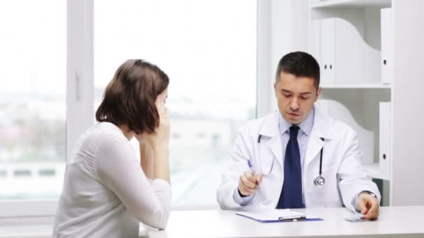 Doktor ve genç kadın hastanede Toplantı — Stok video