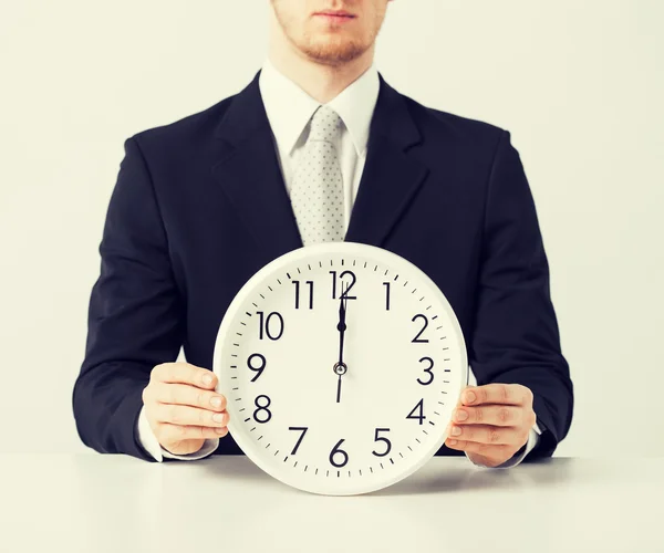 Hombre con reloj de pared — Foto de Stock