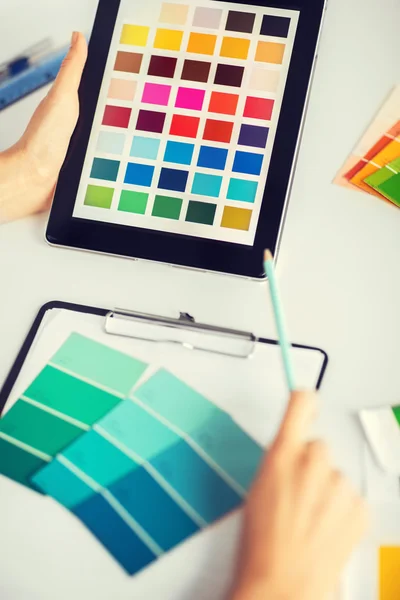 Mulher trabalhando com amostras de cores para seleção — Fotografia de Stock