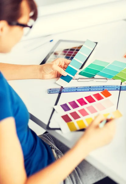 Mulher trabalhando com amostras de cores para seleção — Fotografia de Stock