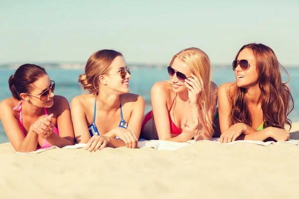 Grup gülümseyen kadın plajda güneş gözlüğü — Stok fotoğraf