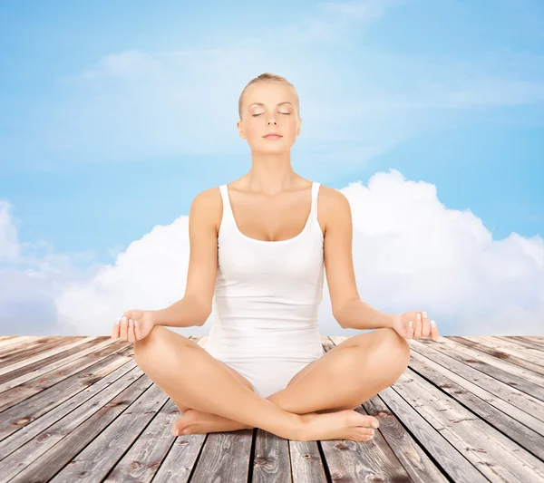 Mujer meditando en yoga pose de loto —  Fotos de Stock