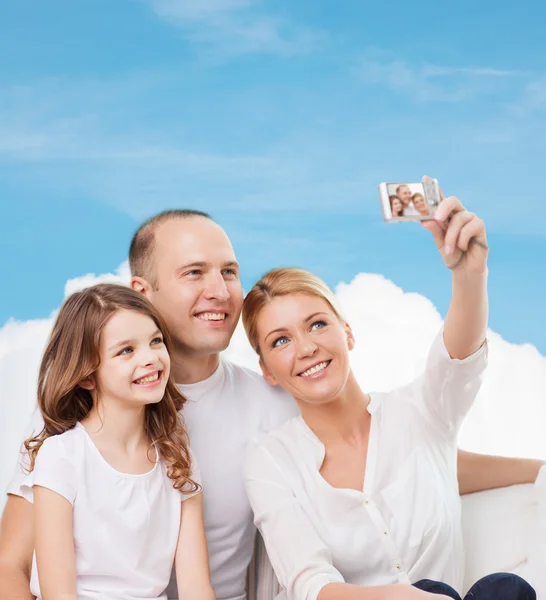 Щаслива сім'я з камерою вдома — стокове фото