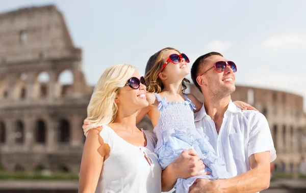 Familia feliz en Roma sobre el fondo del Coliseo —  Fotos de Stock