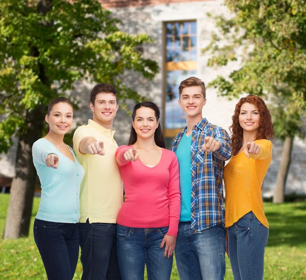 Groep van lachende tieners op campus achtergrond — Stockfoto