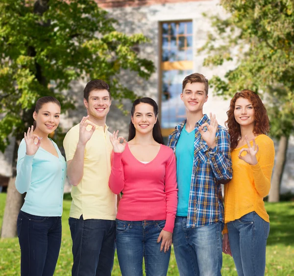 Gruppe lächelnder Teenager über Campus-Hintergrund — Stockfoto