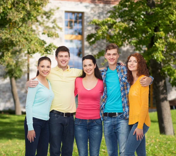 Gruppe lächelnder Teenager über Campus-Hintergrund — Stockfoto