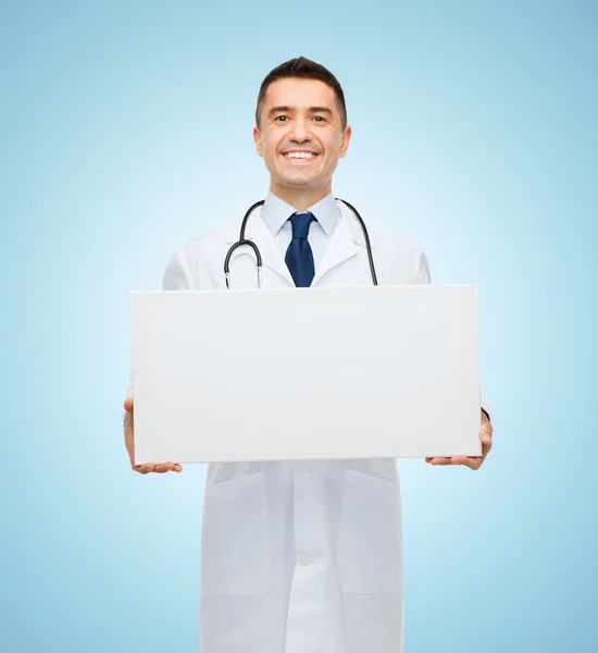 Mosolygó férfi orvos gazdaság fehér üres tábla — Stock Fotó