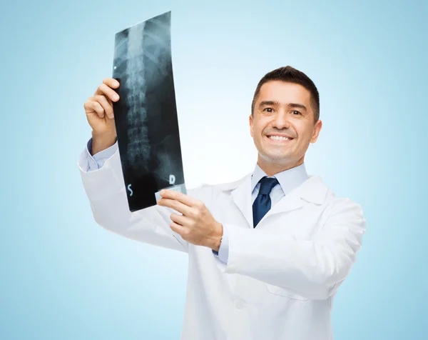 Sorridente médico masculino em casaco branco segurando raio-x — Fotografia de Stock