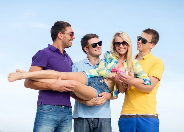 Grupp vänner som har roligt på stranden — Stockfoto