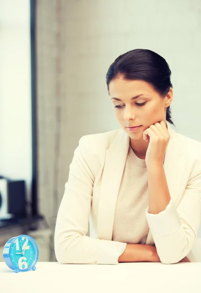 Femme d'affaires avec horloge — Photo