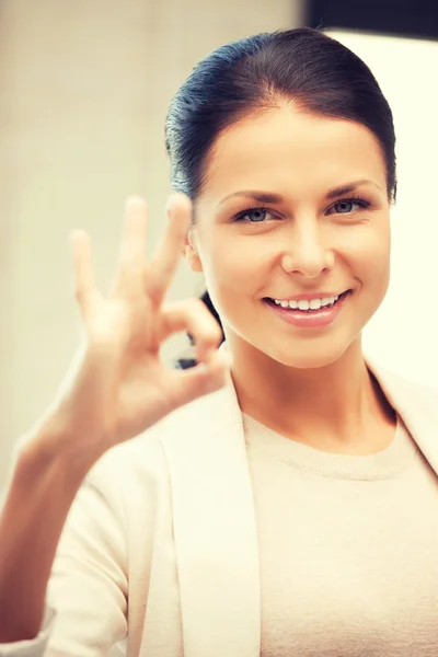 Mooie tienermeisje weergegeven: ok teken — Stockfoto