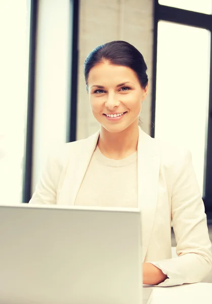 Mulher feliz com computador portátil — Fotografia de Stock