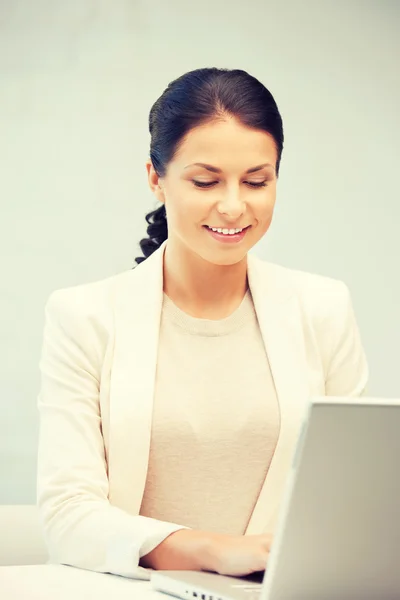 Mulher feliz com computador portátil — Fotografia de Stock