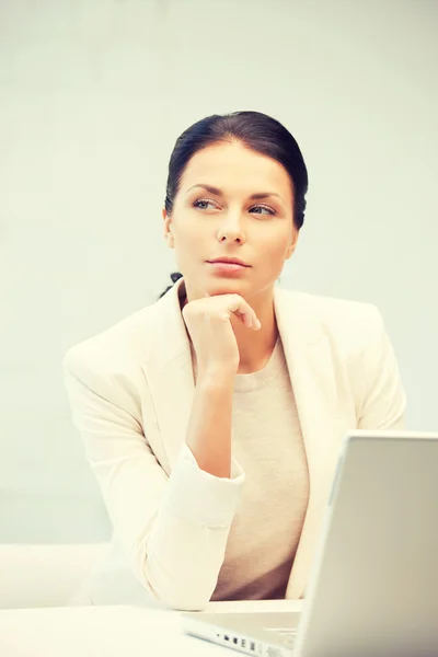 Donna pensierosa con computer portatile — Foto Stock