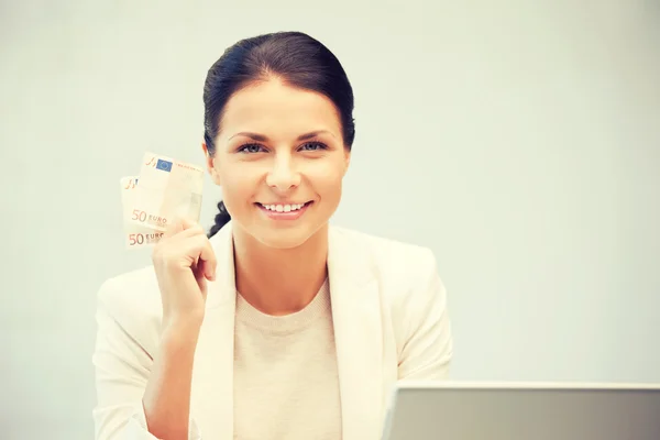 Mooie vrouw met euro contant geld — Stockfoto