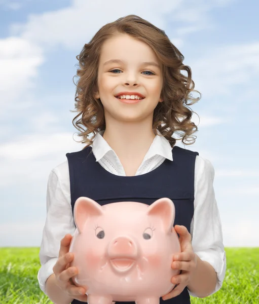 Menina feliz segurando banco porquinho — Fotografia de Stock