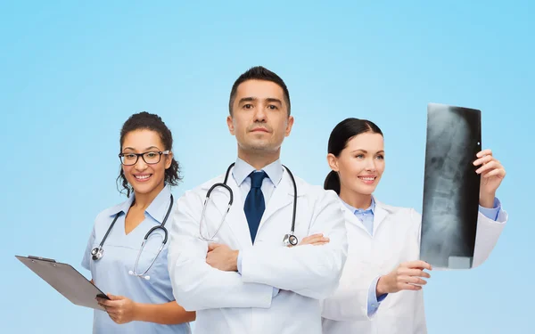 Grupp av sjukvårdare med röntgen — Stockfoto