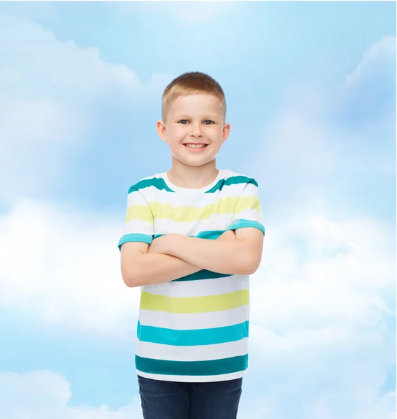 Маленький мальчик в повседневной одежде со скрещенными руками — стоковое фото