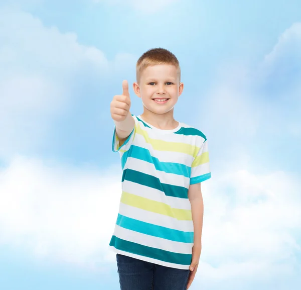 Kleine jongen in casual kleding met gekruiste armen — Stockfoto