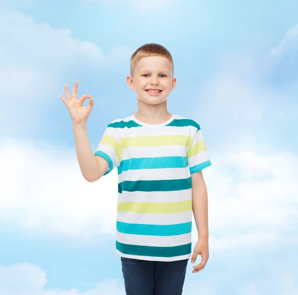 Petit garçon en vêtements décontractés faire un geste OK — Photo