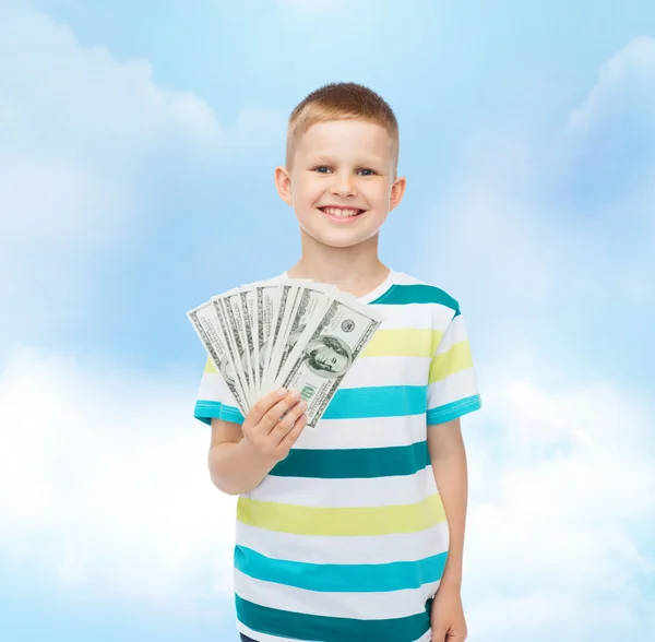 Sorrindo menino segurando dinheiro em dinheiro dólar em sua mão — Fotografia de Stock