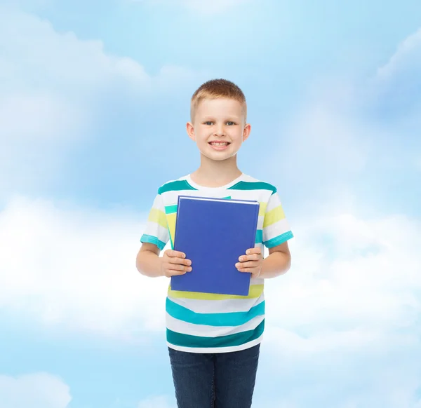 Lächelnder kleiner Student mit blauem Buch — Stockfoto