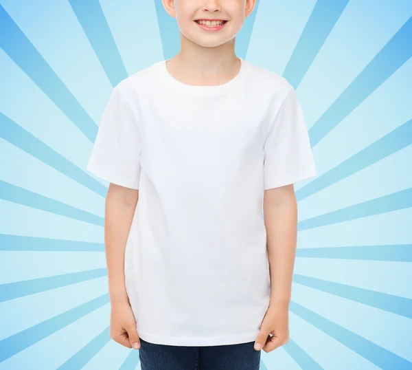 Усміхнений маленький хлопчик у білій порожній футболці — стокове фото
