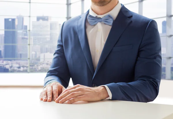 男のスーツと蝶ネクタイのテーブルでのクローズ アップ — ストック写真