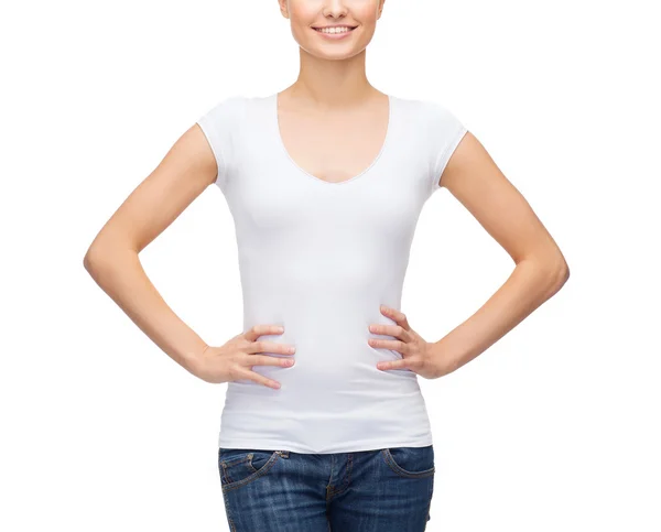 Mujer sonriente en camiseta blanca en blanco — Foto de Stock