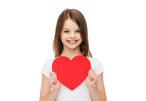 Sorrindo menina com coração vermelho — Fotografia de Stock