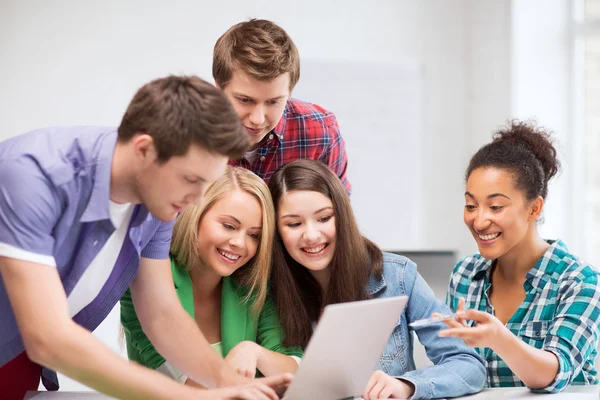 Estudantes internacionais olhando para laptop na escola — Fotografia de Stock