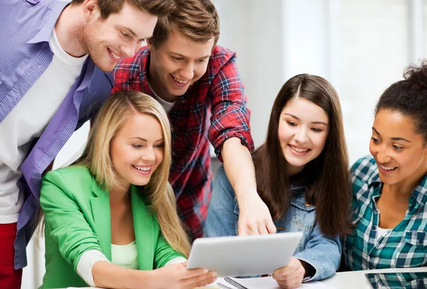 Studenten kijken naar tablet pc in lezing op school — Stockfoto