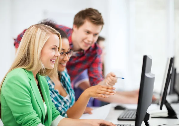 Estudantes com computador estudando na escola — Fotografia de Stock