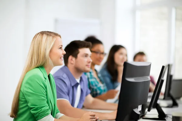 Étudiants avec ordinateur étudiant à l'école — Photo