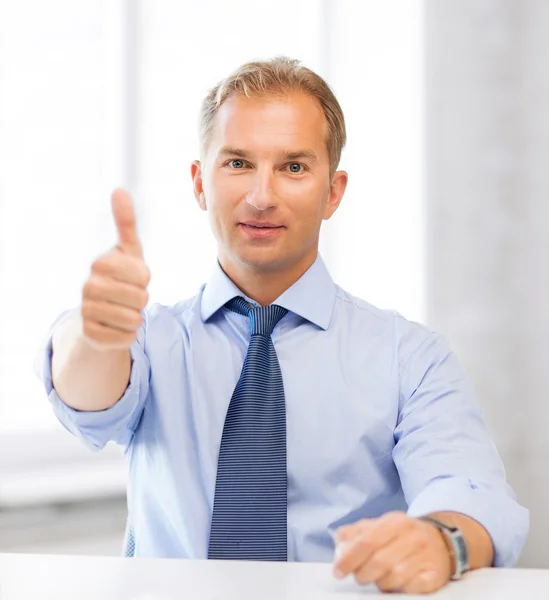 Glimlachende zakenman toont duimen omhoog — Stockfoto