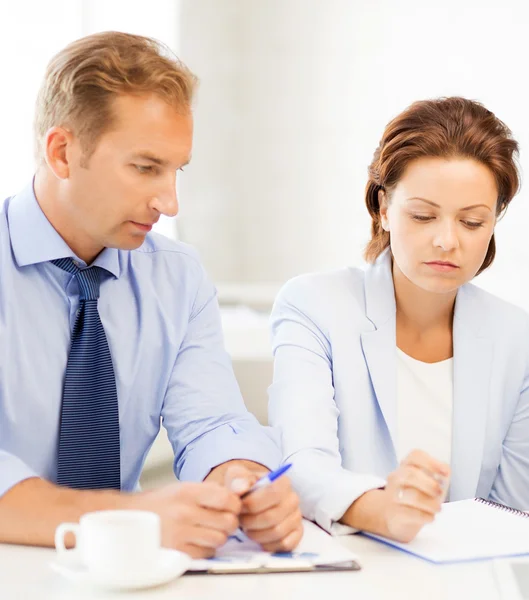 Wirtschaftsteam diskutiert etwas im Amt — Stockfoto